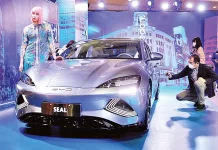 প্যারিসে গাড়ির প্রদর্শনীতে চীনের বৈদ্যুতিক গাড়ির আধিপত্য